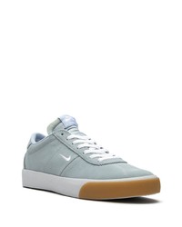 Baskets basses en daim bleu clair Nike