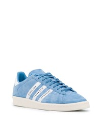 Baskets basses en daim bleu clair adidas