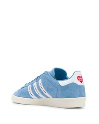 Baskets basses en daim bleu clair adidas