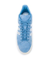 Baskets basses en daim bleu clair adidas