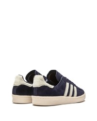 Baskets basses en daim bleu marine et blanc adidas