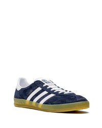 Baskets basses en daim bleu marine et blanc adidas