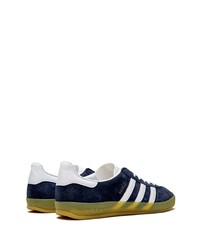 Baskets basses en daim bleu marine et blanc adidas