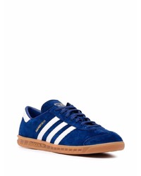 Baskets basses en daim bleu marine et blanc adidas