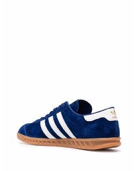 Baskets basses en daim bleu marine et blanc adidas