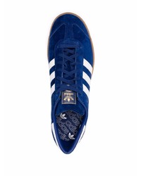 Baskets basses en daim bleu marine et blanc adidas