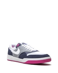 Baskets basses en daim bleu marine et blanc Nike