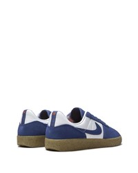 Baskets basses en daim bleu marine et blanc Nike