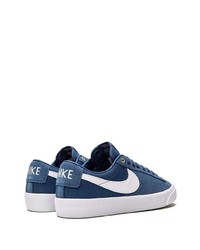 Baskets basses en daim bleu marine et blanc Nike