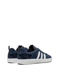 Baskets basses en daim bleu marine et blanc adidas