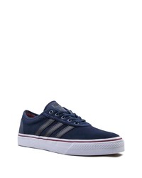 Baskets basses en daim bleu marine adidas