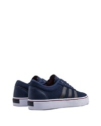 Baskets basses en daim bleu marine adidas