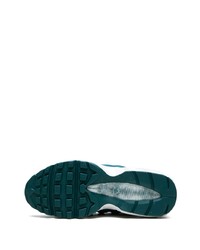 Baskets basses en daim bleu marine Nike