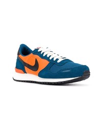 Baskets basses en daim bleu marine Nike