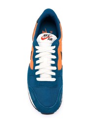 Baskets basses en daim bleu marine Nike