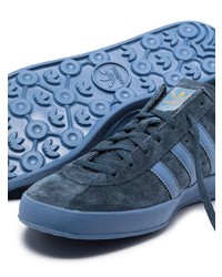 Baskets basses en daim bleu marine adidas