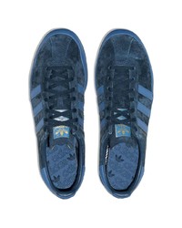 Baskets basses en daim bleu marine adidas