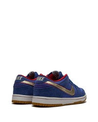 Baskets basses en daim bleu marine Nike