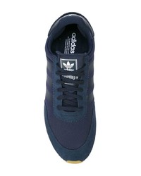 Baskets basses en daim bleu marine adidas