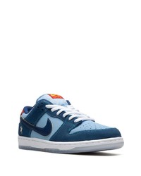 Baskets basses en daim bleu marine Nike