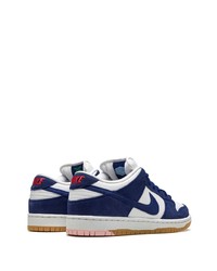 Baskets basses en daim bleu marine Nike