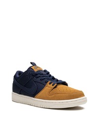 Baskets basses en daim bleu marine Nike