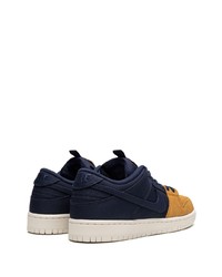 Baskets basses en daim bleu marine Nike