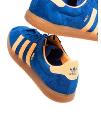 Baskets basses en daim bleu marine adidas