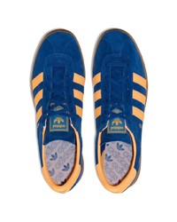 Baskets basses en daim bleu marine adidas