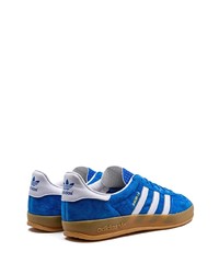 Baskets basses en daim bleues adidas