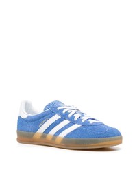 Baskets basses en daim bleues adidas