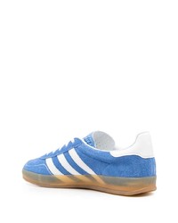 Baskets basses en daim bleues adidas