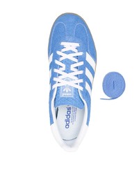 Baskets basses en daim bleues adidas