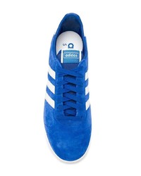 Baskets basses en daim bleues adidas