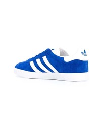 Baskets basses en daim bleues adidas