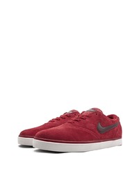 Baskets basses en daim bordeaux Nike