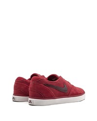 Baskets basses en daim bordeaux Nike