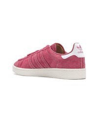 Baskets basses en daim fuchsia adidas