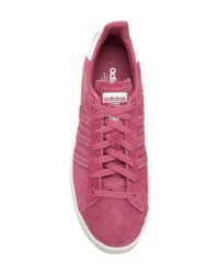 Baskets basses en daim fuchsia adidas