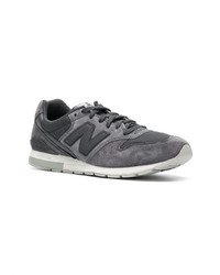 Baskets basses en daim gris foncé New Balance