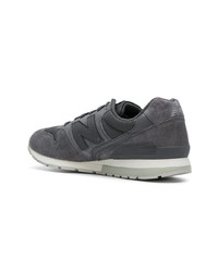 Baskets basses en daim gris foncé New Balance