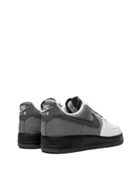 Baskets basses en daim gris foncé Nike