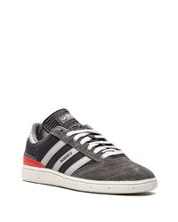 Baskets basses en daim gris foncé adidas