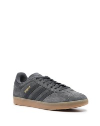 Baskets basses en daim gris foncé adidas