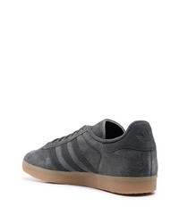 Baskets basses en daim gris foncé adidas