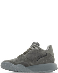 Baskets basses en daim gris foncé Alexander McQueen