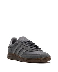 Baskets basses en daim gris foncé adidas