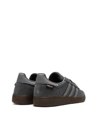 Baskets basses en daim gris foncé adidas