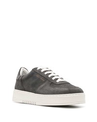 Baskets basses en daim gris foncé Axel Arigato