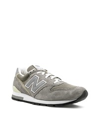 Baskets basses en daim gris foncé New Balance